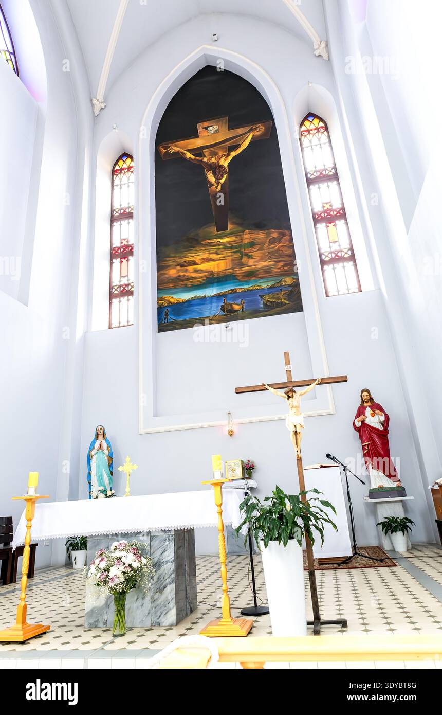Samara, Russland - 1. Juni 2025: Innere der römisch-katholischen Pfarrei des heiligen Herzens Jesu Stockfoto