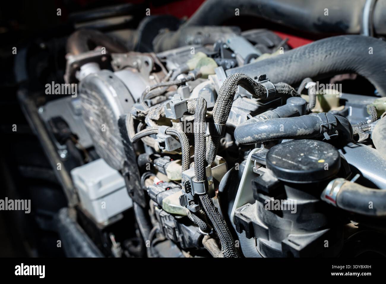 Detaillierte Motoreinbauten der Industriemaschine mit Verkabelung, Klemmen und Schläuchen, Zugang zur Werkstattwartung für Reparaturen, Systemkomplexität und Mechanik Stockfoto
