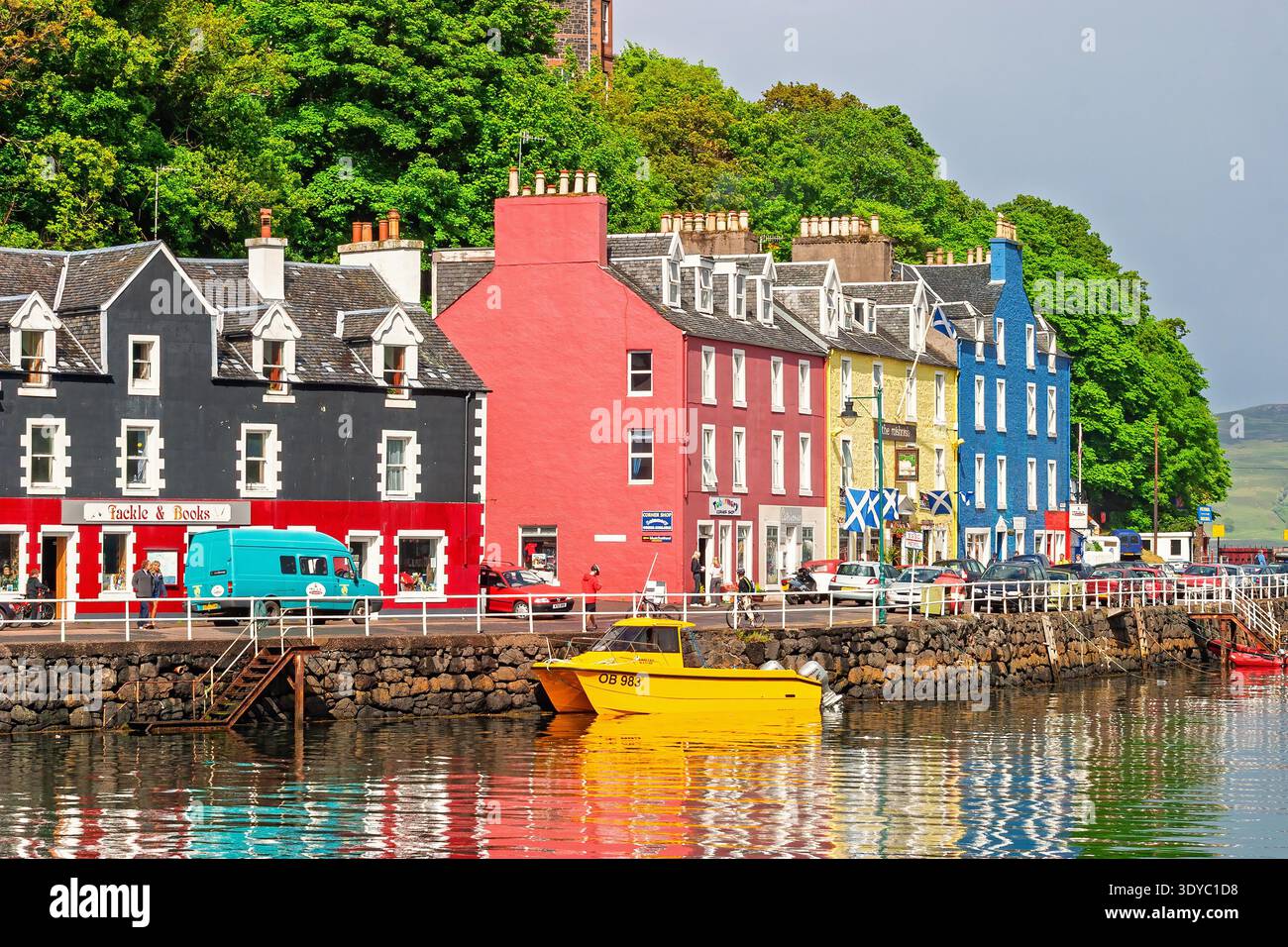 Tobermory mit farbenfrohen Häusern am Meer auf der Isle of Mull Stockfoto