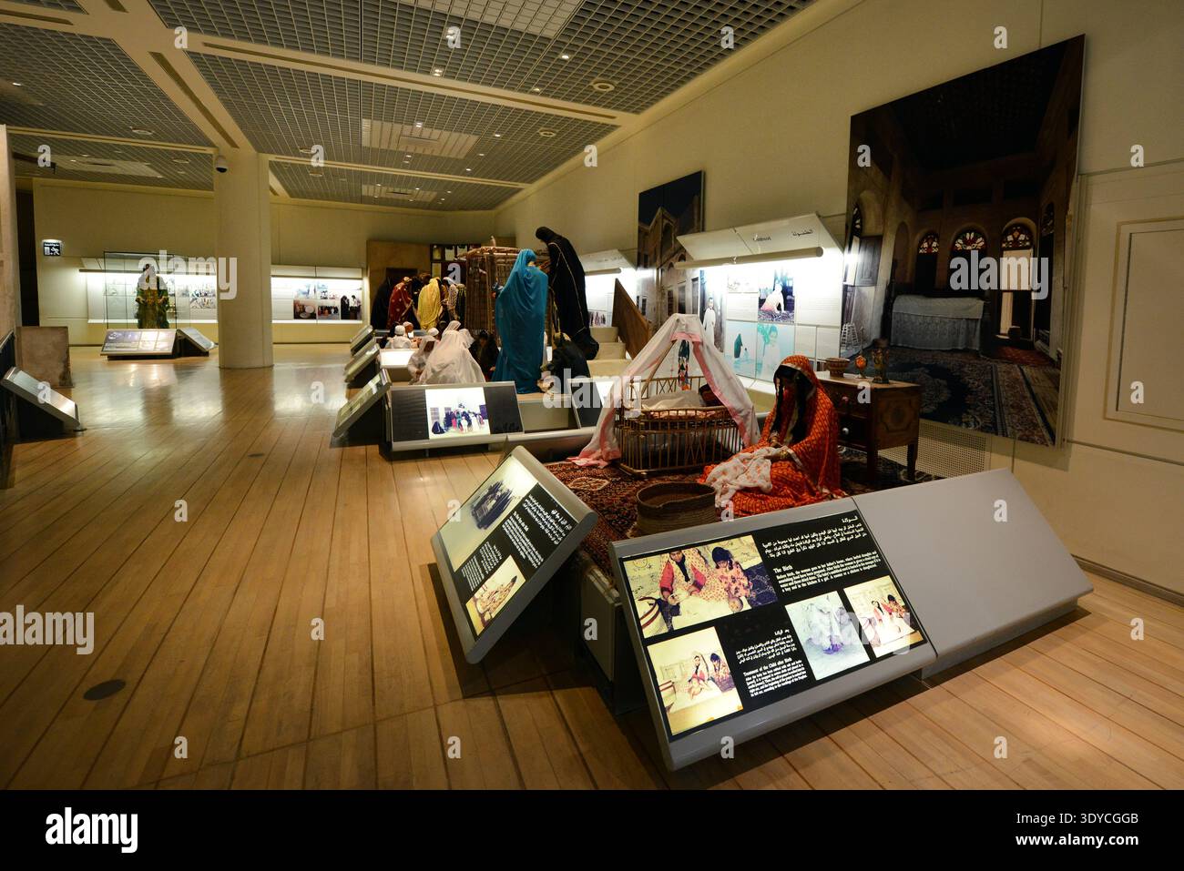 Hall of Customs and Traditions zeigt bahrainische Traditionen im Nationalmuseum von Bahrain in Manama, Bahrain. Stockfoto