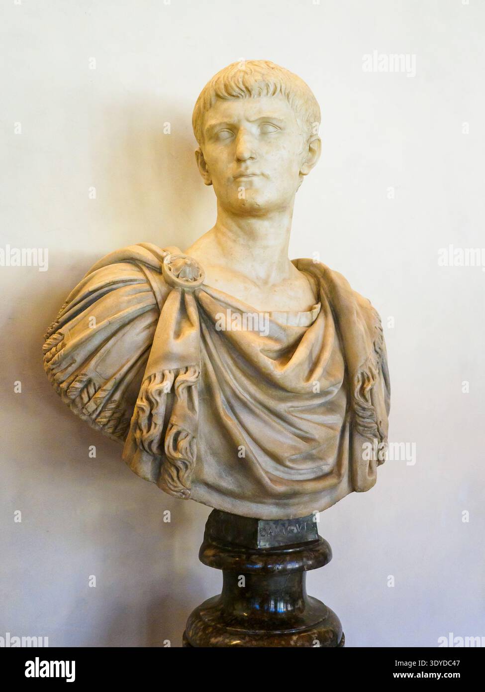 Porträt der sogenannten Caligula vor 4 n. Chr. Luni Marmor (Kopf), grauer Marmor (Büste) das Thema wurde lange mit dem Kaiser Caligula (37-41 n. Chr.) identifiziert, aber basierend auf nachfolgenden Studien, wurden die Gesichtszüge als die von Agrippa Postumus identifiziert, Sohn von Marcus Vipsanius Agrippa und Julia, genannt 'Postumus', weil er nach dem Tod seines Vaters geboren wurde. Dieses Porträt könnte kurz vor 4 n. Chr. gemalt worden sein, dem Jahr, in dem Augustus (27 v. Chr.–14 n. Chr.) den jungen Agrippa als seinen Erben annahm. Stockfoto
