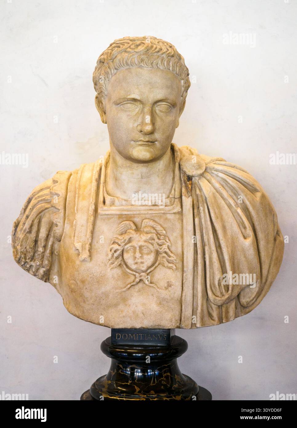 Büste mit dem Kopf des römischen Kaisers Domitian (51–96 n. Chr.) von 81 bis 96. Griechischer Marmor Stockfoto