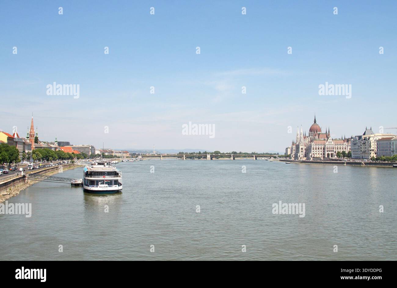 Budapest, Ungarn: Blick nach Norden entlang der Donau von der Széchenyi Kettenbrücke in Richtung ungarisches Parlament, Margaretenbrücke und Margareteninsel Stockfoto
