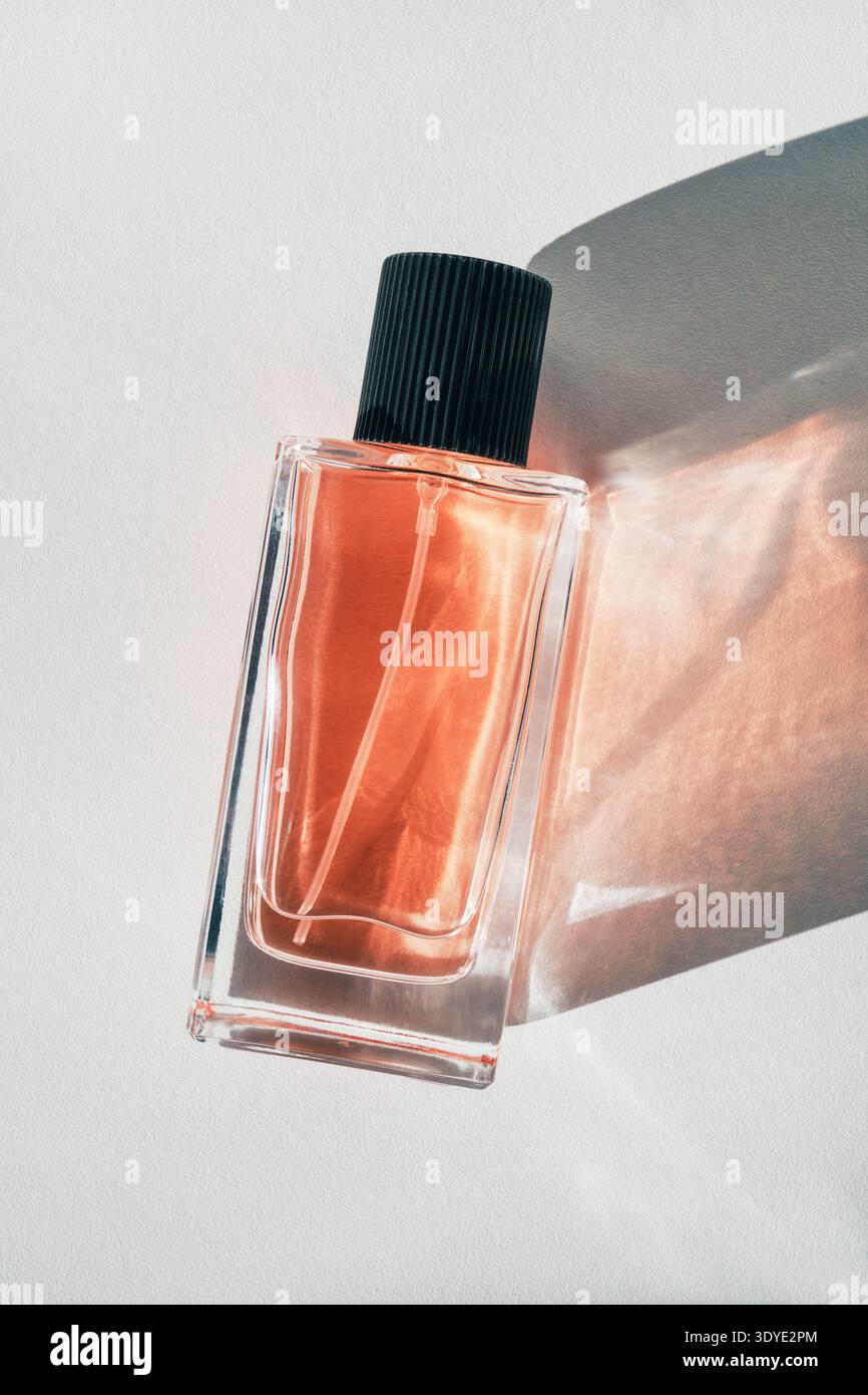 Parfümflasche mit Duft und Eleganz mit abstrakten Licht- und Schattenmustern Stockfoto