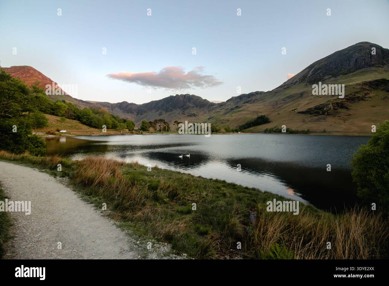 Blick auf Buttermere auf Seehöhe mit Rolling Fells und Golden Sky. Buttermere, Lake District, Cumbria, Großbritannien Stockfoto