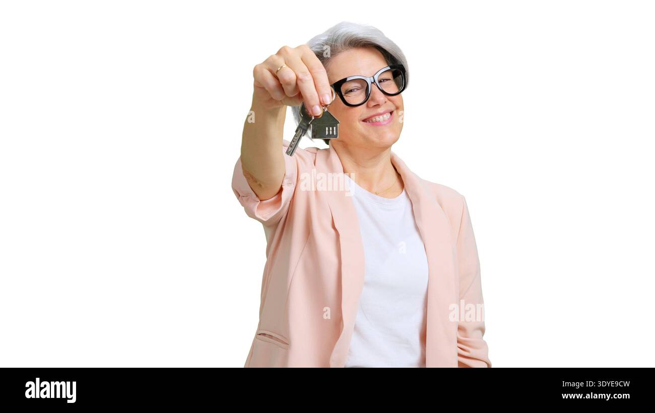 Makler-Frau hält Hausschlüssel für neues Zuhause Stockfoto
