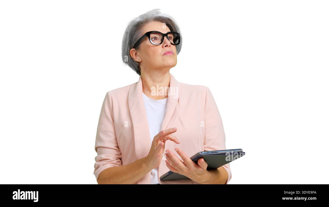 Reife Frau, die ein digitales Tablet hält Stockfoto