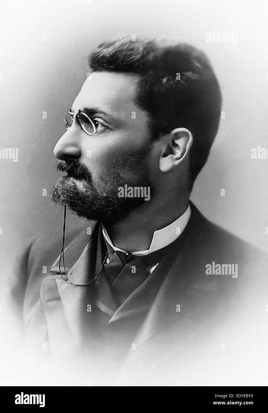 Dieses antike fotografische Porträt aus dem späten 19. Oder frühen 20. Jahrhundert, aufgenommen vom Falk Studio, fängt Joseph Pulitzer im Profil ein. Der angesehene Ungarisch-amerikanische Zeitungsverleger, bekannt für die Pulitzer-Preise, trägt eine Brille und einen Bart, was die übliche Mode dieser Zeit widerspiegelt. Stockfoto