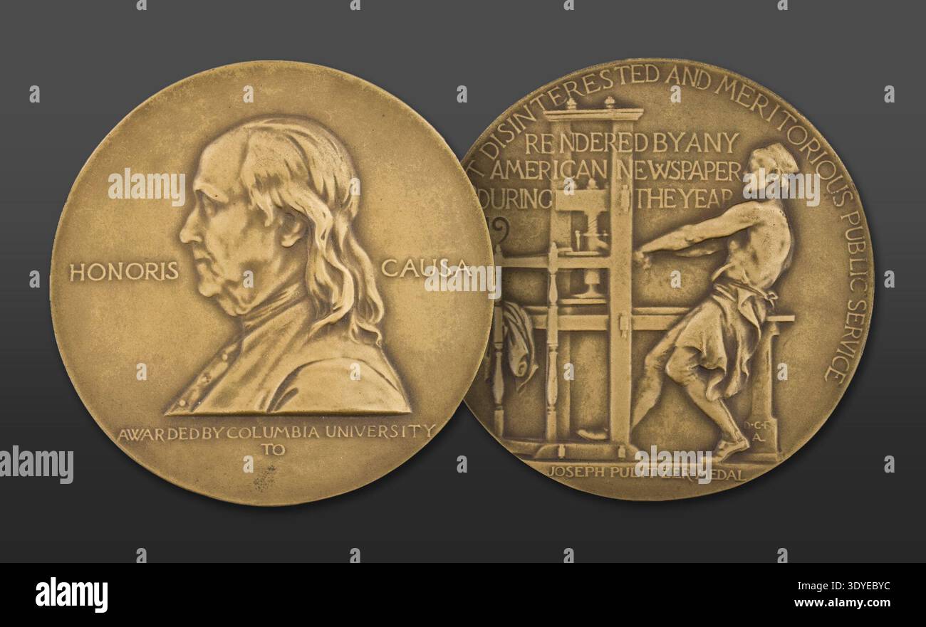 Die Vorderseite und die Rückseite einer goldenen Pulitzer-Preis-Medaille für den öffentlichen Dienst. Die Vorderseite zeigt ein Bild von Benjamin Franklin mit den Worten 'HONORIS CAUSA, AWARD BY COLUMBIA UNIVERSITY TO', während die Rückseite einen Mann zeigt, der in einer Druckerei arbeitet, mit der Inschrift 'FÜR DESINTERESSIERTE UND VERDIENSTVOLLE ÖFFENTLICHE DIENSTE, DIE VON JEDER AMERIKANISCHEN ZEITUNG IM JAHR 19 ERBRACHT WURDEN -- JOSEPH PULITZER MEDAILLE'. Stockfoto