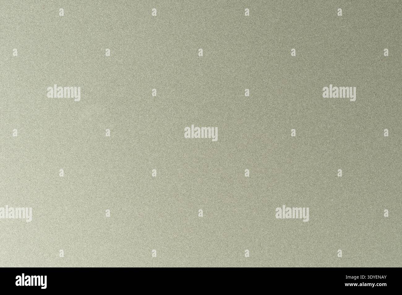 Nahaufnahme einer glatten, gedämpften, matten Metalloberfläche mit sanfter Beleuchtung. Die sanften Farben sorgen für ein einheitliches Erscheinungsbild ohne besondere Merkmale. Stockfoto