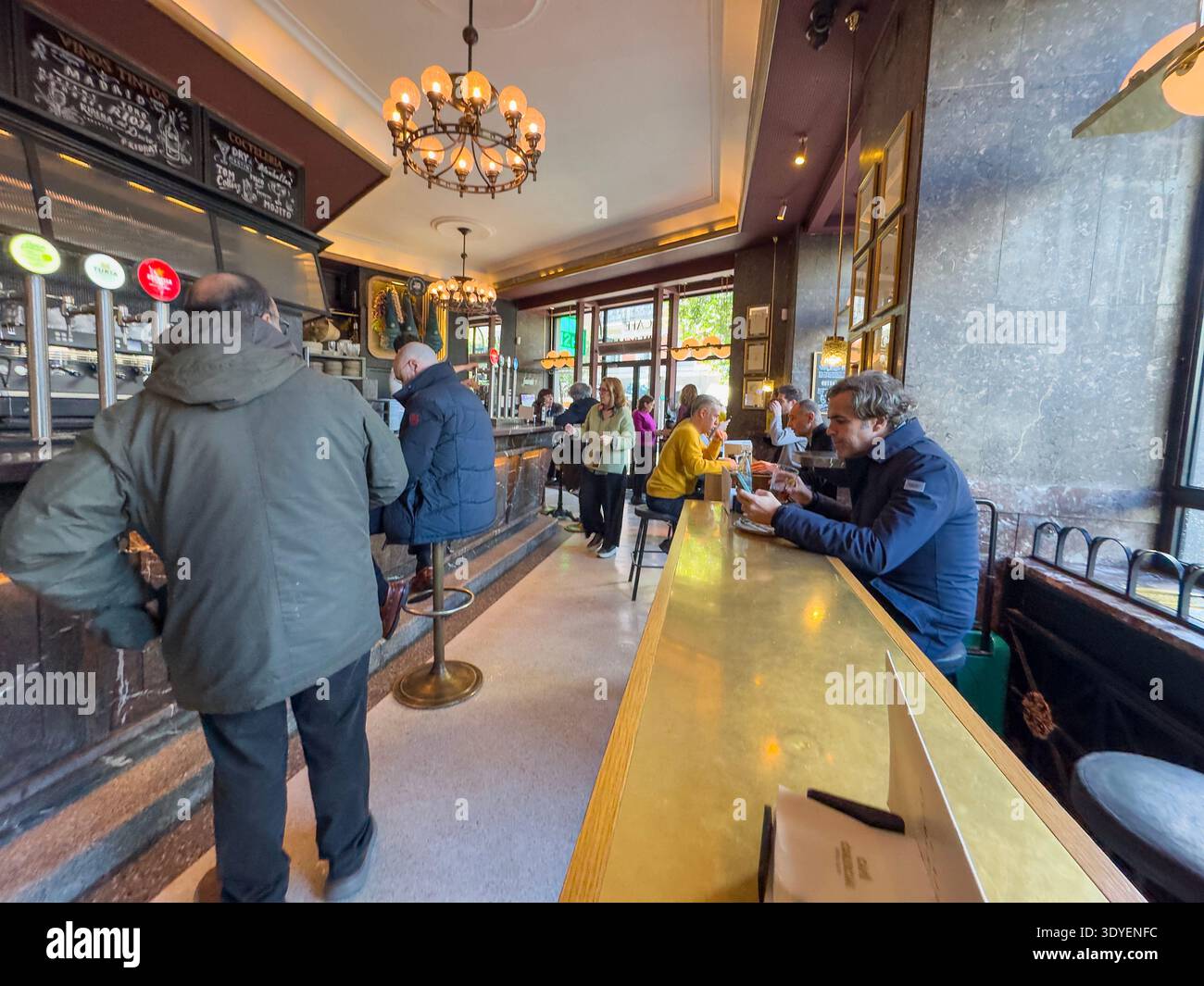 Café Comercial, Glorieta de Bilbao, Madrid, Spanien - Smartphone-aufgenommenes Stockfoto
