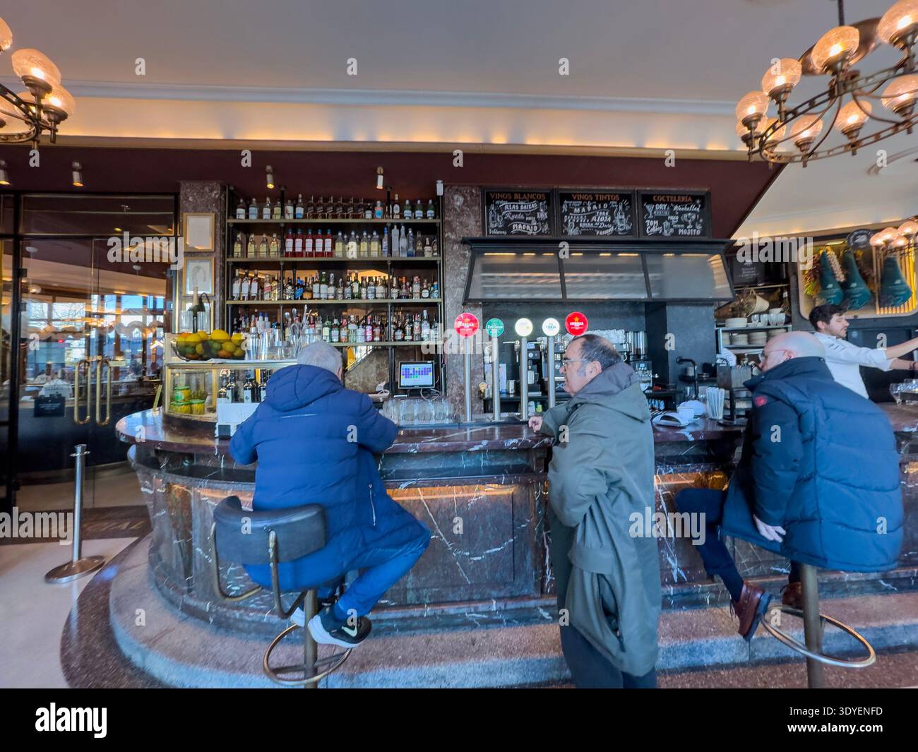 Café Comercial, Glorieta de Bilbao, Madrid, Spanien - Smartphone-aufgenommenes Stockfoto