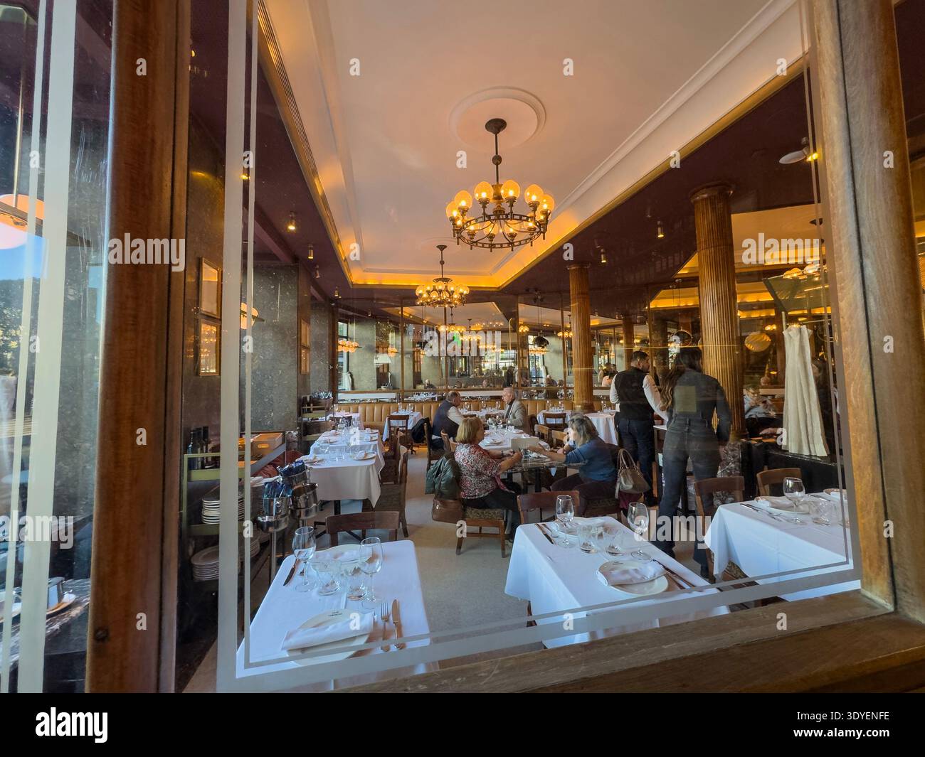 Café Comercial, Glorieta de Bilbao, Madrid, Spanien - Smartphone-aufgenommenes Stockfoto
