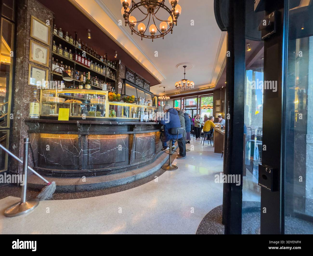 Café Comercial, Glorieta de Bilbao, Madrid, Spanien - Smartphone-aufgenommenes Stockfoto