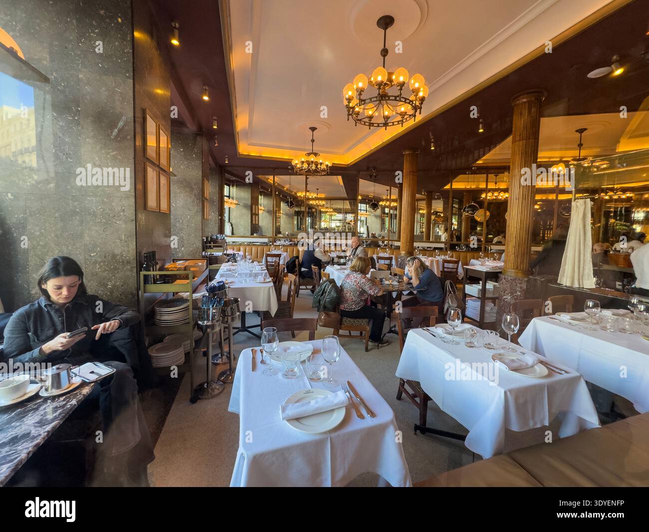 Café Comercial, Glorieta de Bilbao, Madrid, Spanien - Smartphone-aufgenommenes Stockfoto