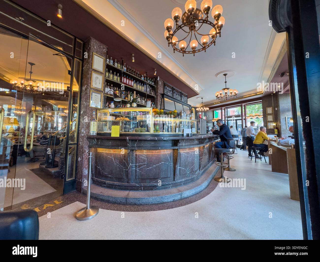 Café Comercial, Glorieta de Bilbao, Madrid, Spanien - Smartphone-aufgenommenes Stockfoto