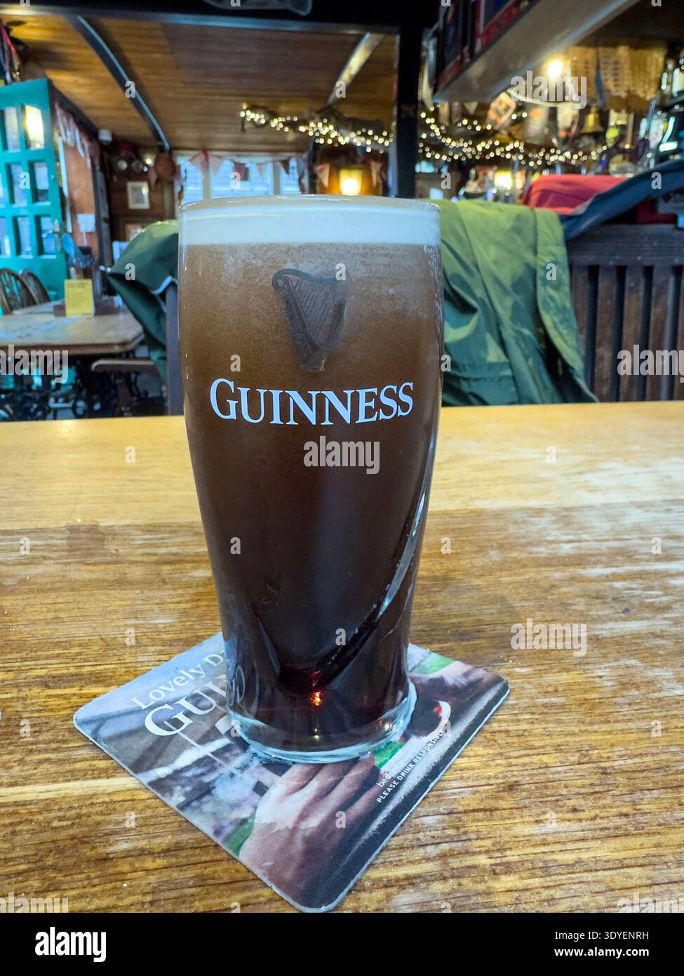 Ein halbes Pint Guinness, HE Snowdrop Inn, Lewes, County Town of East Sussex, England, Großbritannien Stockfoto