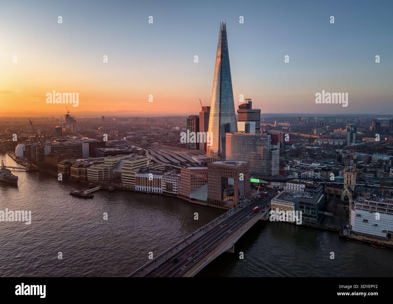 Blick auf das Shard Building und die London Bridge aus der Vogelperspektive bei Sonnenaufgang Stockfoto
