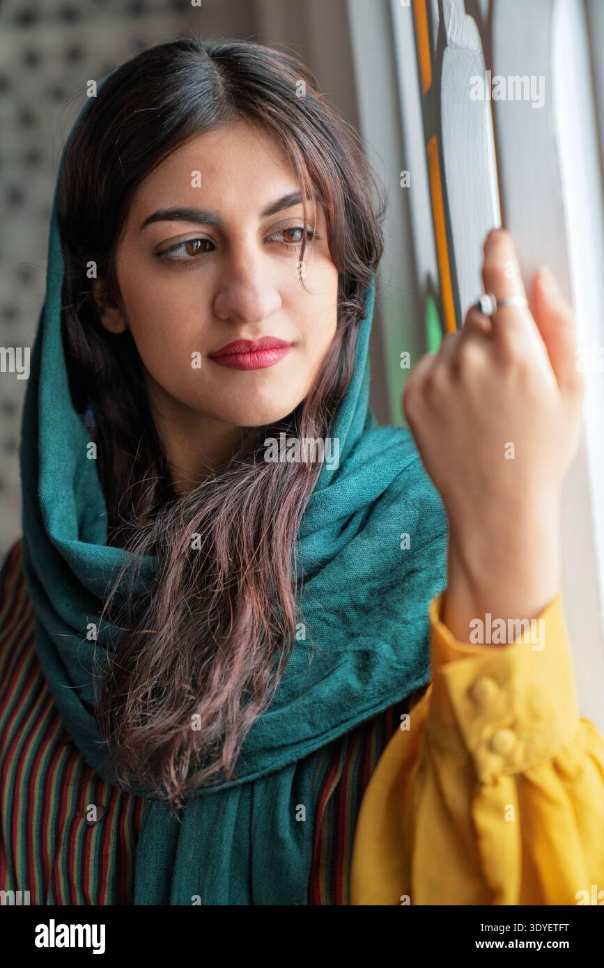 Eine junge iranische Frau, die ein Kopftuch trägt Stockfoto