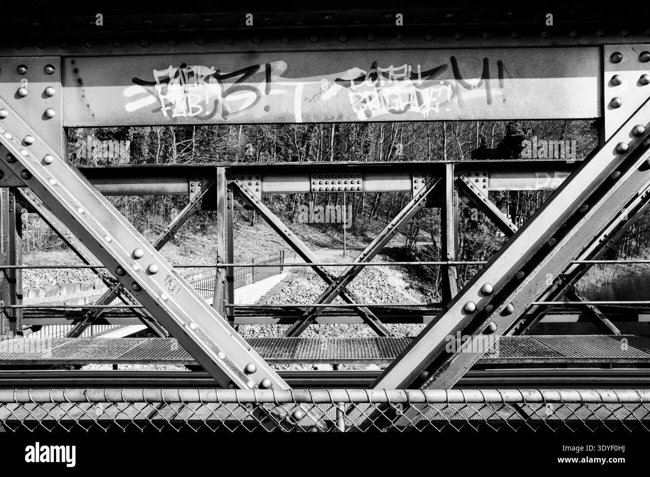 Sigmaringen Stahlkonstruktion der Eisenbahnbrücke über die Donau in Sigmaringen Schwarzweißaufnahme eines Details der genieteten Stahlkonstruktion der historischen Eisenbahnbrücke über die Donau in Sigmaringen in Baden-Württemberg. Die Streben und Querträger der Brücke bilden ein geometrisches Muster über dem Flusslauf im Donautal. Nur redaktionelle Verwendung. Fotograf: Eibner-Pressefoto / Eky Eibner *** Sigmaringen Stahlkonstruktion der Eisenbahnbrücke über die Donau in Sigmaringen Schwarz-weiß-Foto eines Details der genieteten Stahlkonstruktion der historischen Eisenbahnbrücke über die Donau i Stockfoto