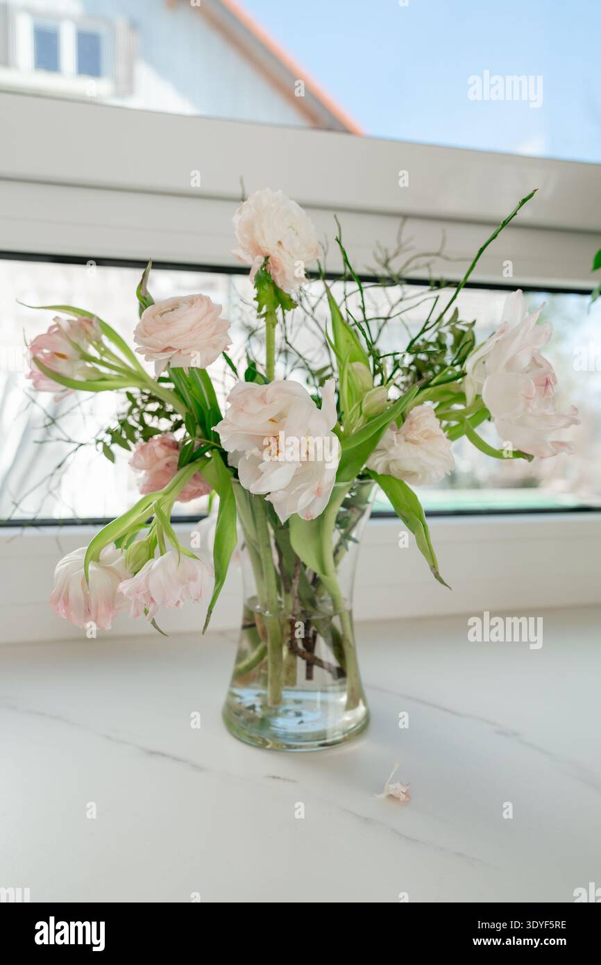 Blumenvase in einem fenster -Fotos und -Bildmaterial in hoher Auflösung – Alamy