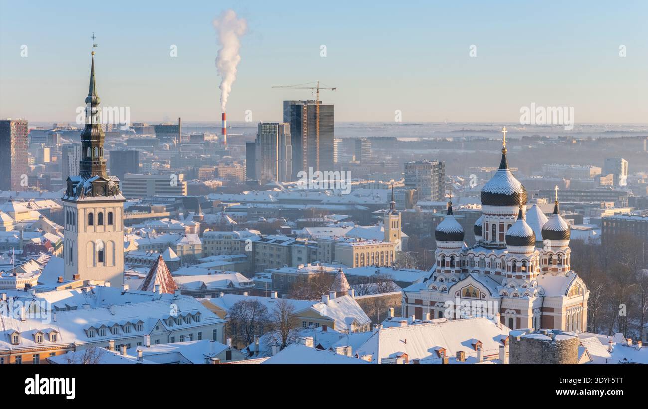 Blick über die Altstadt in Tallinn, Estland an einem hellen kalten Wintertag Stockfoto