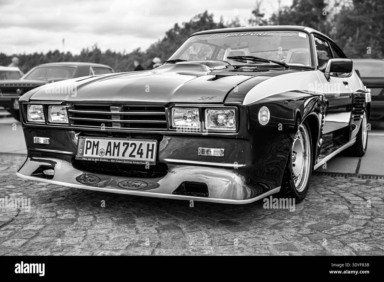 LINTHE, DEUTSCHLAND – 08. JUNI 2025: Sportwagen Ford Capri Coupe Mk2, 1974–1978. Schwarz-weiß. Die Oldtimer-Show. Stockfoto