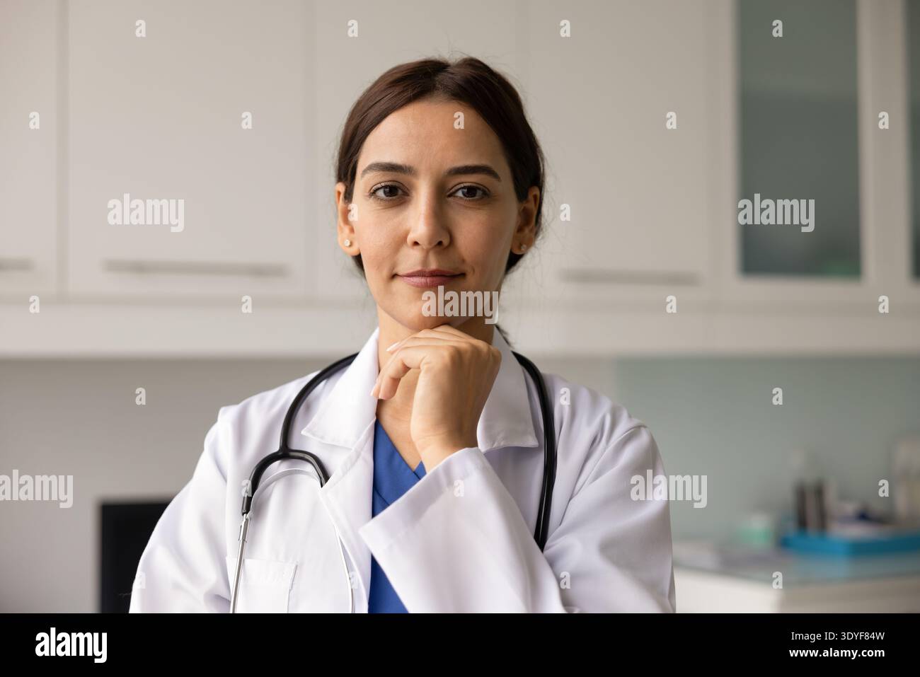 Kopfschuss, junge professionelle libanesische Ärztin Stockfoto