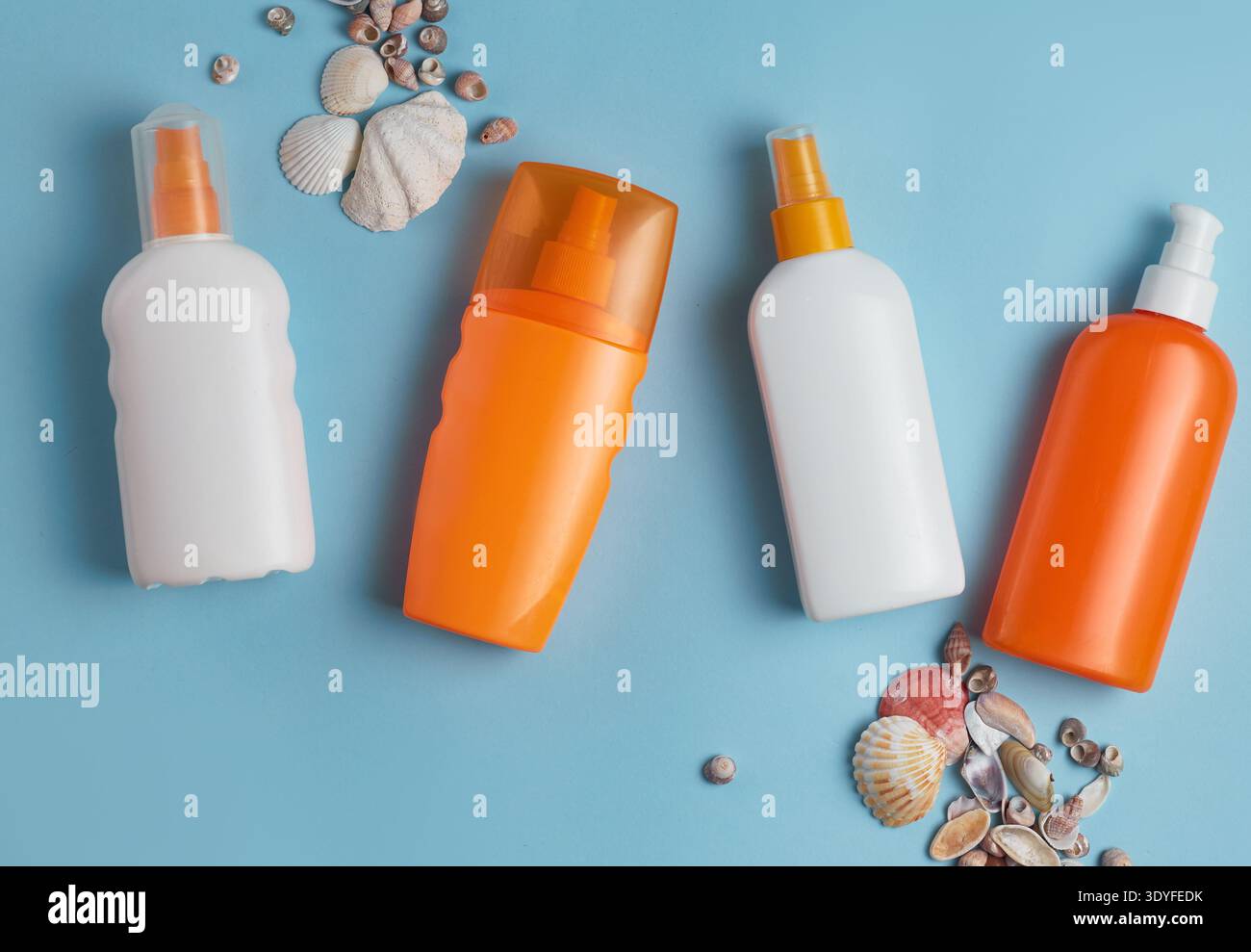 Sonnencreme, Creme, Sonnenschutzflasche, Sonnencreme, Lotion Flasche, Muscheln. Strand flach Lay Zubehör. Sommerurlaub Urlaubskonzept. Sommerurlaube Stockfoto