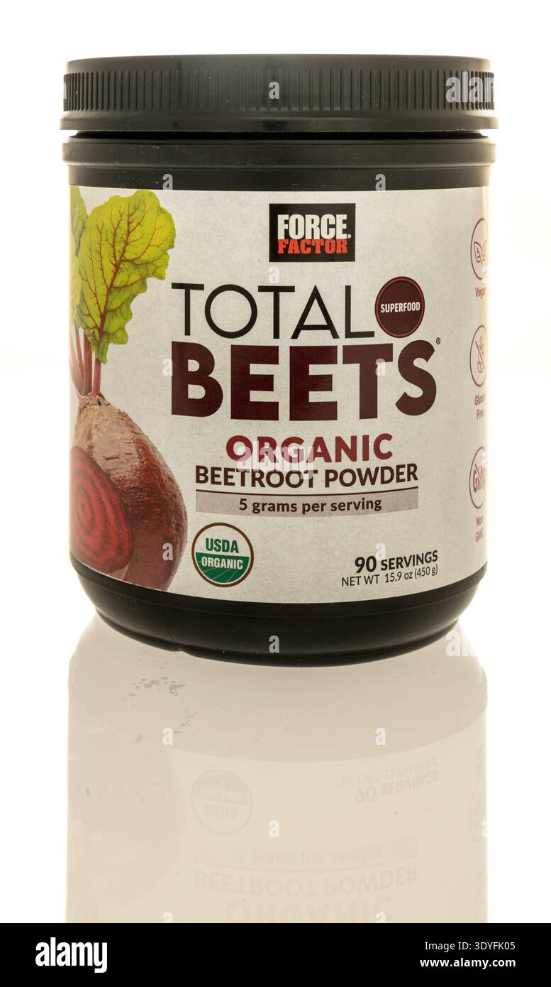Winneconne, WI - 17. Januar 2026: Ein Paket von Force Factor total Rüben Bio-Rote-Bete-Pulver auf isoliertem Hintergrund. Stockfoto