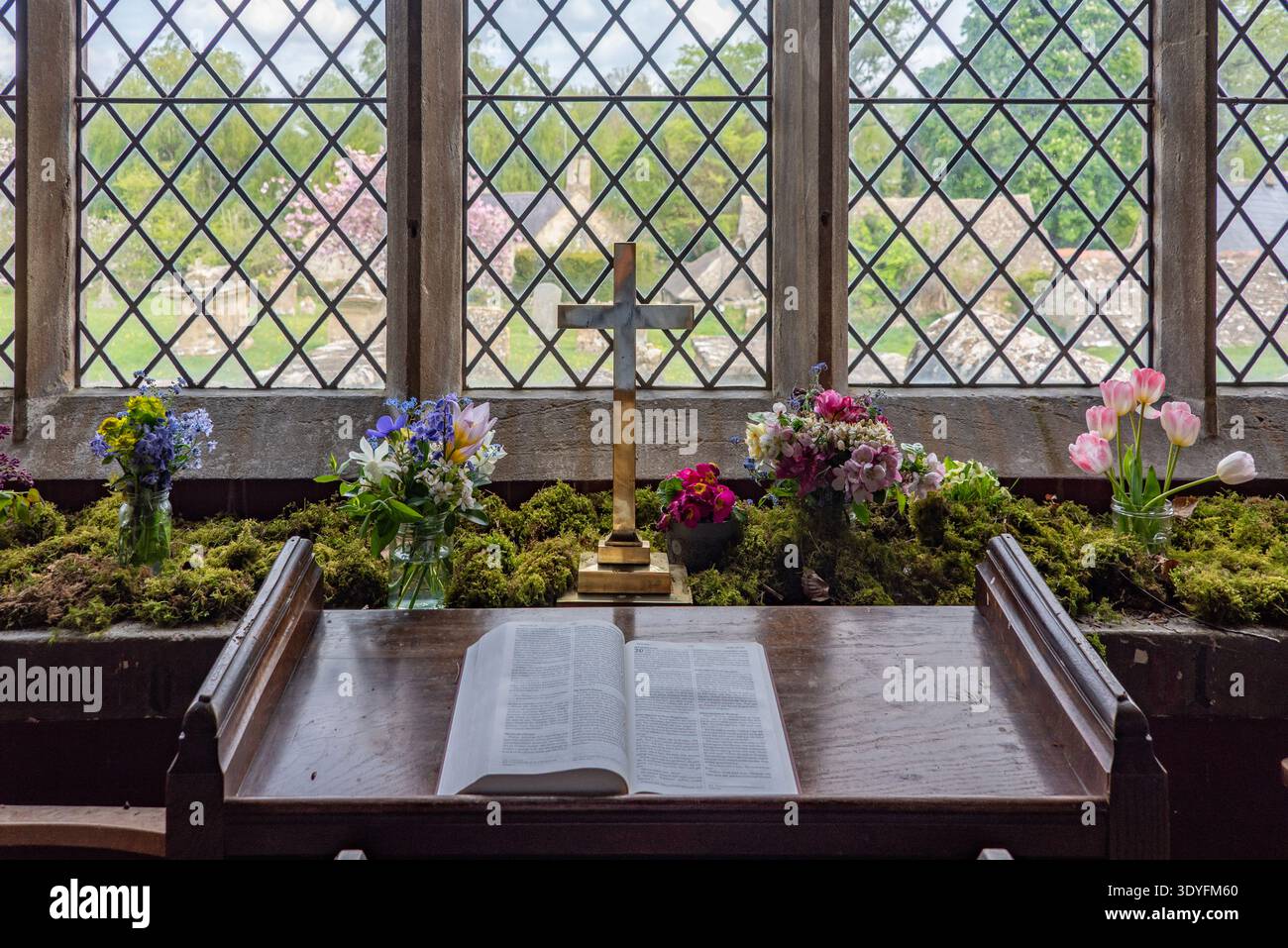 Innenraum der St. Mary the Virgin Church, Swinbrook, Oxfordshire, Großbritannien Stockfoto