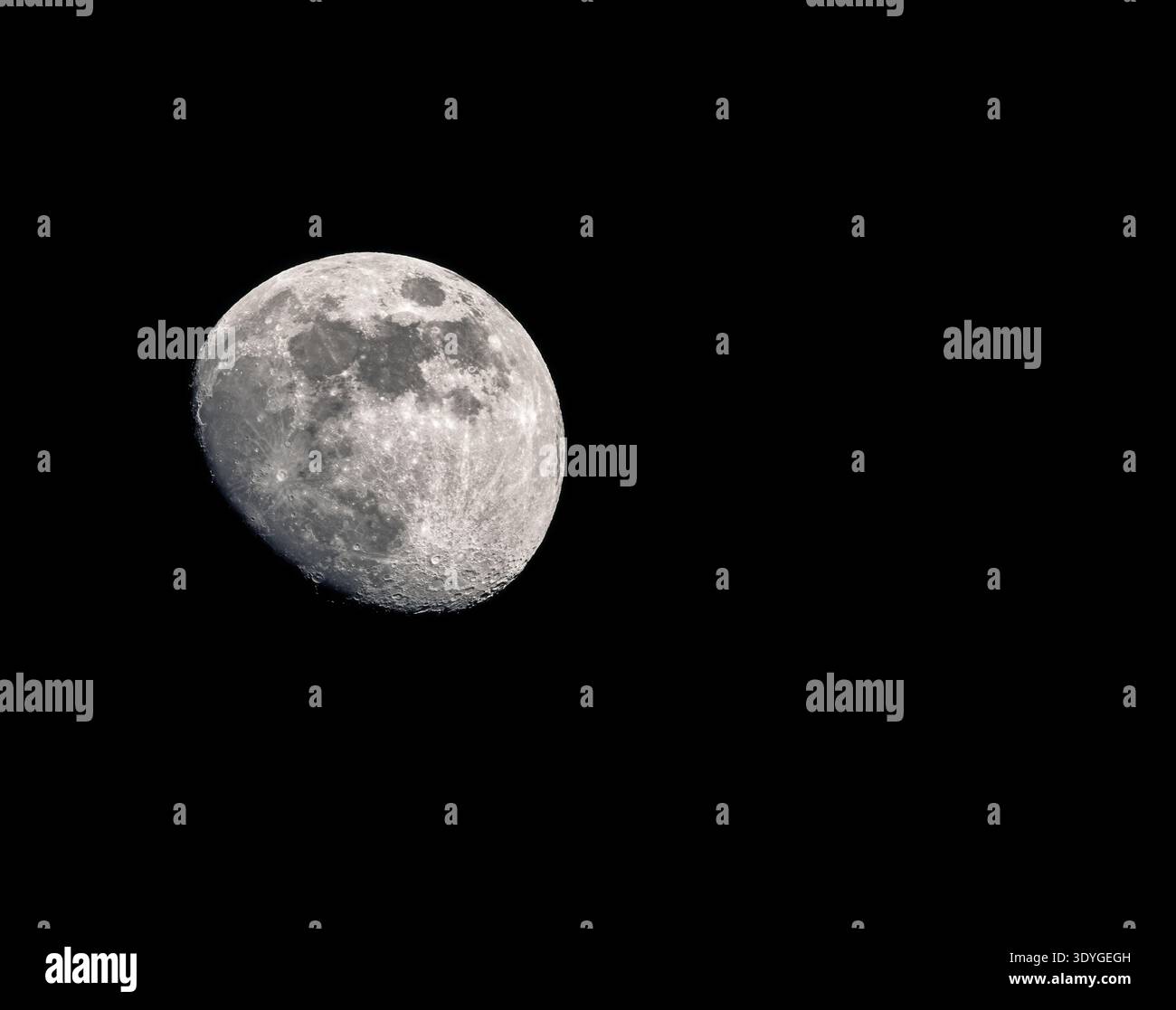 Wachsen des Gibbous Mondes mit Kopierraum im dunklen Nachthimmel Stockfoto