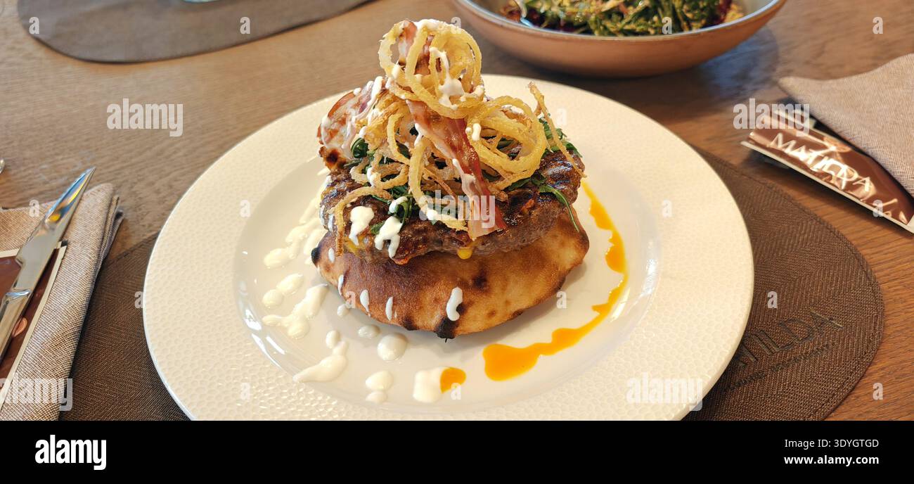 Matilda Gourmet Burger Patty Knusprige Zwiebeln Stockfoto
