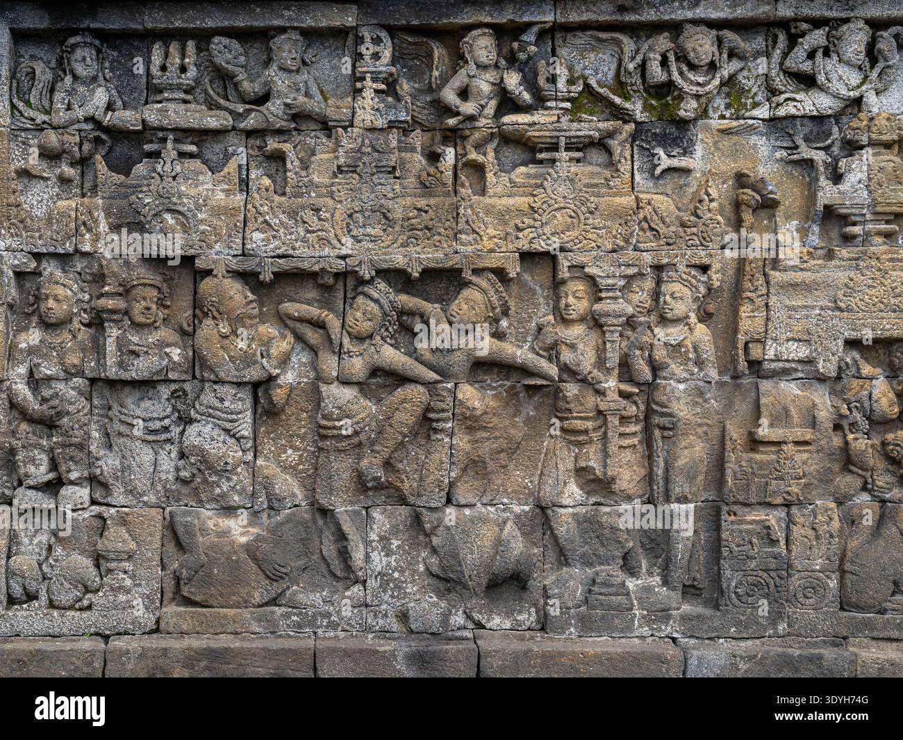 Nahaufnahme der antiken Stein-Basreliefszene mit tanzenden Mädchen, Borobudur buddhistischer Stupa, Magelang, Java, Indonesien Stockfoto