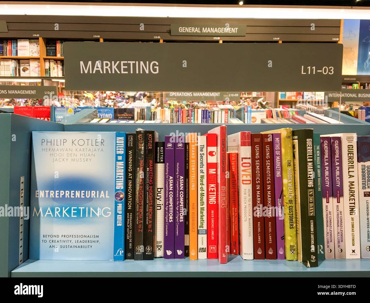 Marketing-Sektion in einer modernen Buchhandlung mit Subjektbeschriftung. Stockfoto