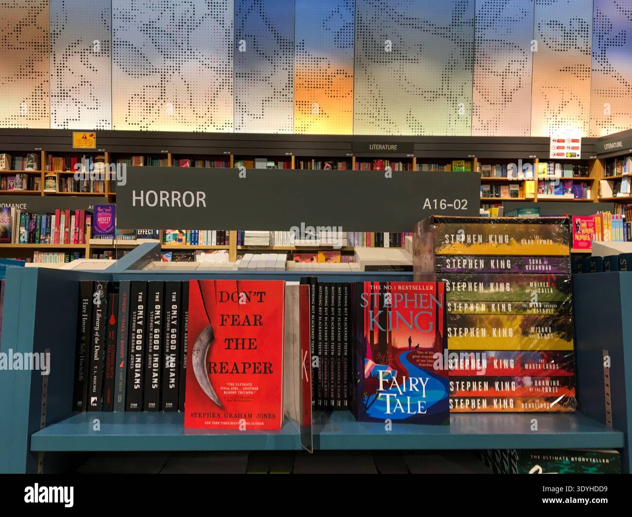 Horror-Sektion in einem modernen Buchladen mit Subjektbeschriftung. Stockfoto