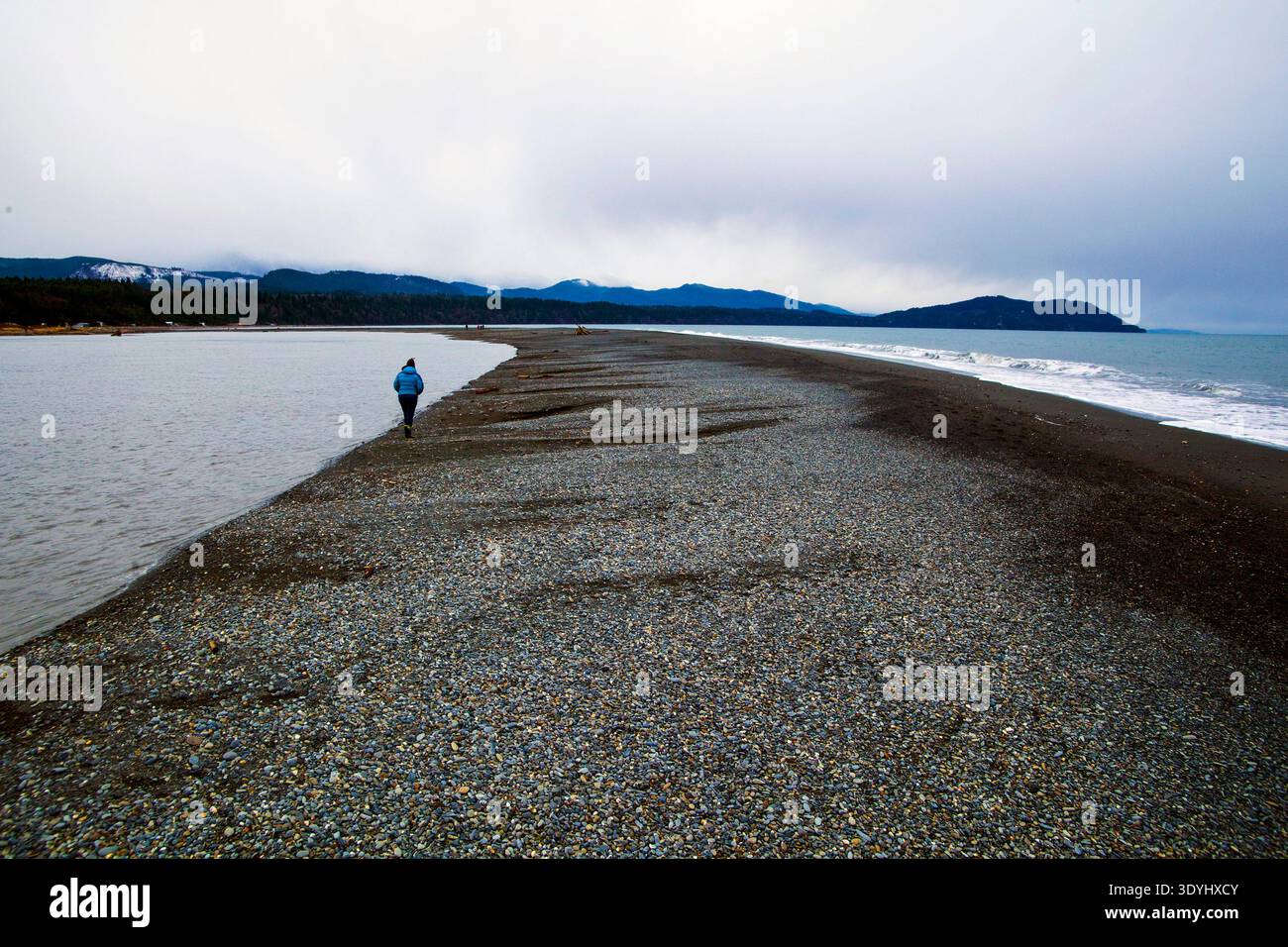 Elwha River Mündung in Port Angeles, Leute, die entlang des Kieselstrandes laufen. Stockfoto