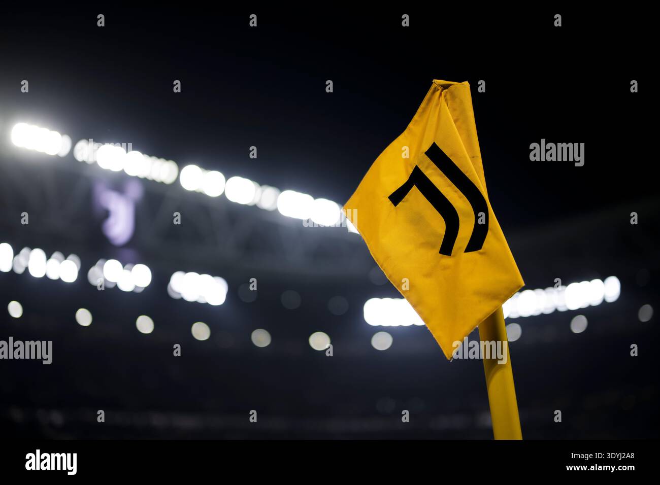 Vor dem Fußballspiel der Serie A zwischen Juventus FC und Pisa SC ist eine Eckfahne mit dem Logo des Juventus FC zu sehen. Stockfoto