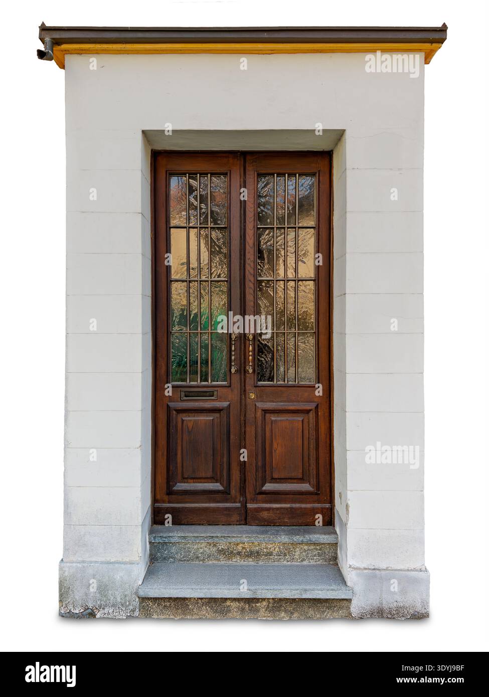 Elegante Doppeltür aus massivem Walnussholz, große Fenster mit Metallgittern, historisches italienisches Design Anfang der 1900er Jahre, isoliert auf weiß Stockfoto