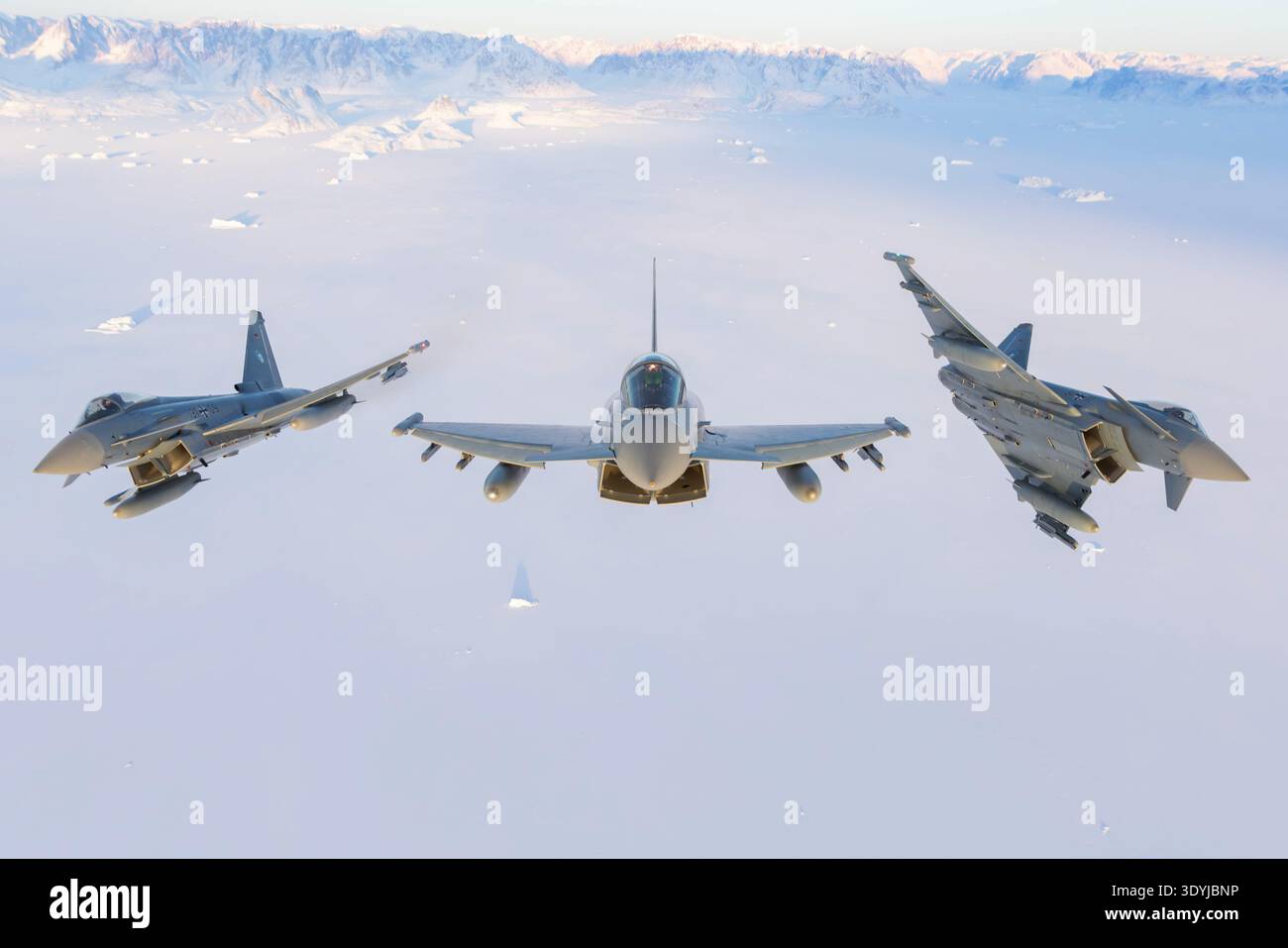 Die Eurofighter-Taifune der deutschen Luftwaffe fliegen über einen abgelegenen Teil Islands, während sie mit der schwedischen Luftwaffe als Teil der NATO-Arctic Sentry A trainiert werden Stockfoto