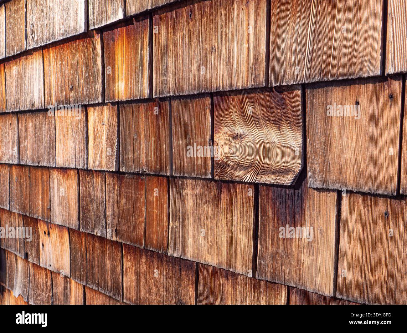 Nahaufnahme von alten braunen Holzschindeln an einer Gebäudefassade, Vintage-Holzstruktur mit vertikaler Körnung Stockfoto