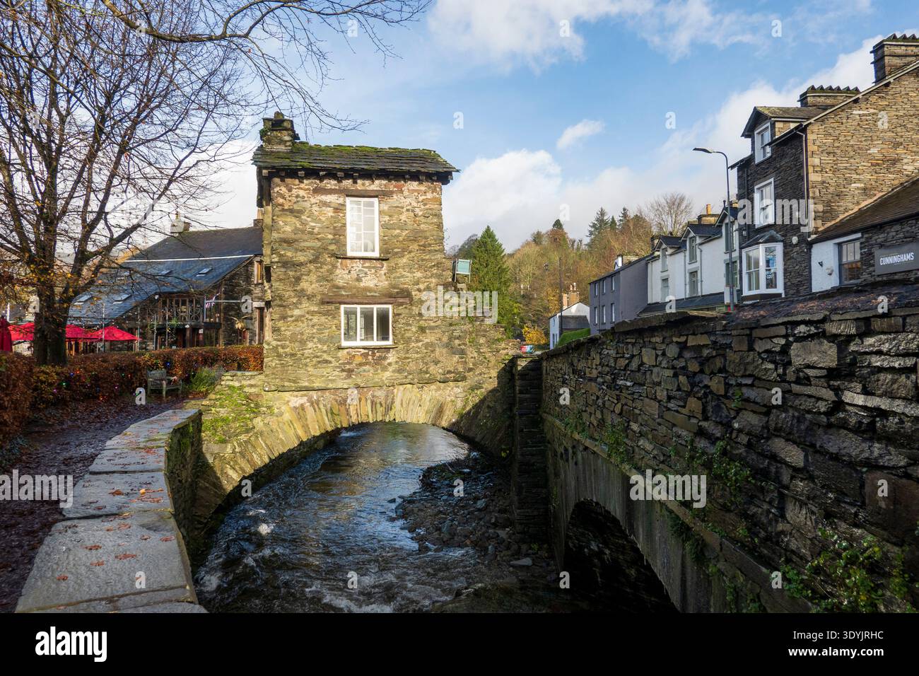 Bridge House, Ambleside, Cumbria. Ursprünglich gebaut, um Zugang zu Land auf der anderen Seite des Flusses zu ermöglichen und Äpfel zu lagern. Bridge House war ein Zähler Stockfoto