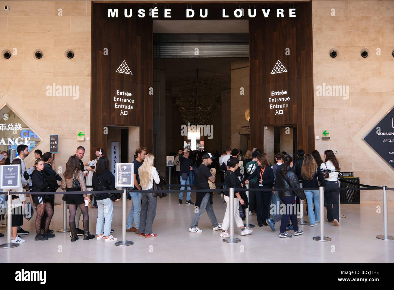 Paris, Frankreich-4. Oktober 2025: Touristen stehen am Eingang des Louvre in Paris an Stockfoto