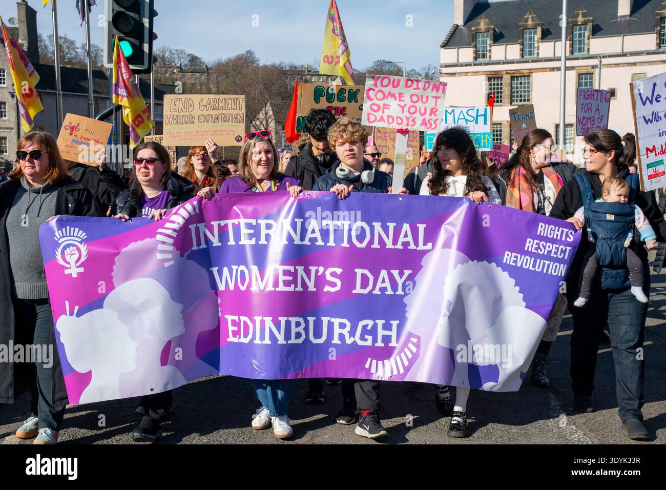 Edinburgh, Schottland, Großbritannien. März 2026. März zum Internationalen Frauentag am 8. März in Edinburgh Schottland. Umstritten war der marsch, an dem eine große Delegation von Transrechtsaktivisten teilnahm, und folglich wurde er von Frauenrechtsgruppen und feministischen Gruppen wie for Women Scotland boykottiert, die gegen die Beteiligung von Transfrauen protestierten, die biologische Männer sind. Iain Masterton/Alamy Live News Stockfoto
