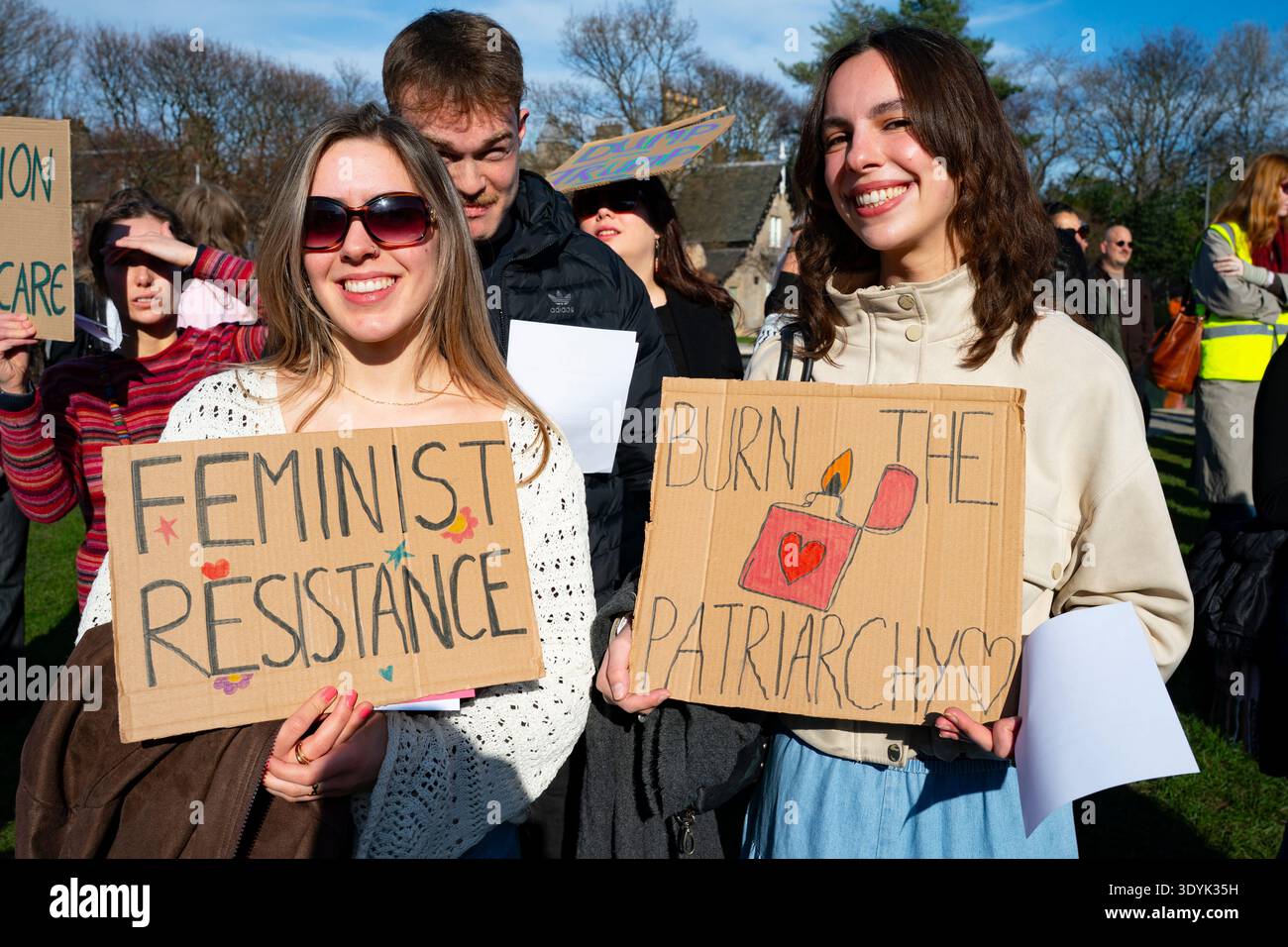 Edinburgh, Schottland, Großbritannien. März 2026. März zum Internationalen Frauentag am 8. März in Edinburgh Schottland. Umstritten war der marsch, an dem eine große Delegation von Transrechtsaktivisten teilnahm, und folglich wurde er von Frauenrechtsgruppen und feministischen Gruppen wie for Women Scotland boykottiert, die gegen die Beteiligung von Transfrauen protestierten, die biologische Männer sind. Iain Masterton/Alamy Live News Stockfoto