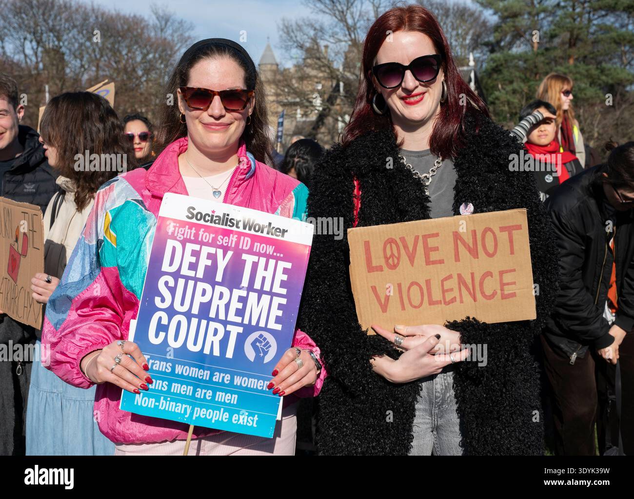 Edinburgh, Schottland, Großbritannien. März 2026. März zum Internationalen Frauentag am 8. März in Edinburgh Schottland. Umstritten war der marsch, an dem eine große Delegation von Transrechtsaktivisten teilnahm, und folglich wurde er von Frauenrechtsgruppen und feministischen Gruppen wie for Women Scotland boykottiert, die gegen die Beteiligung von Transfrauen protestierten, die biologische Männer sind. Iain Masterton/Alamy Live News Stockfoto