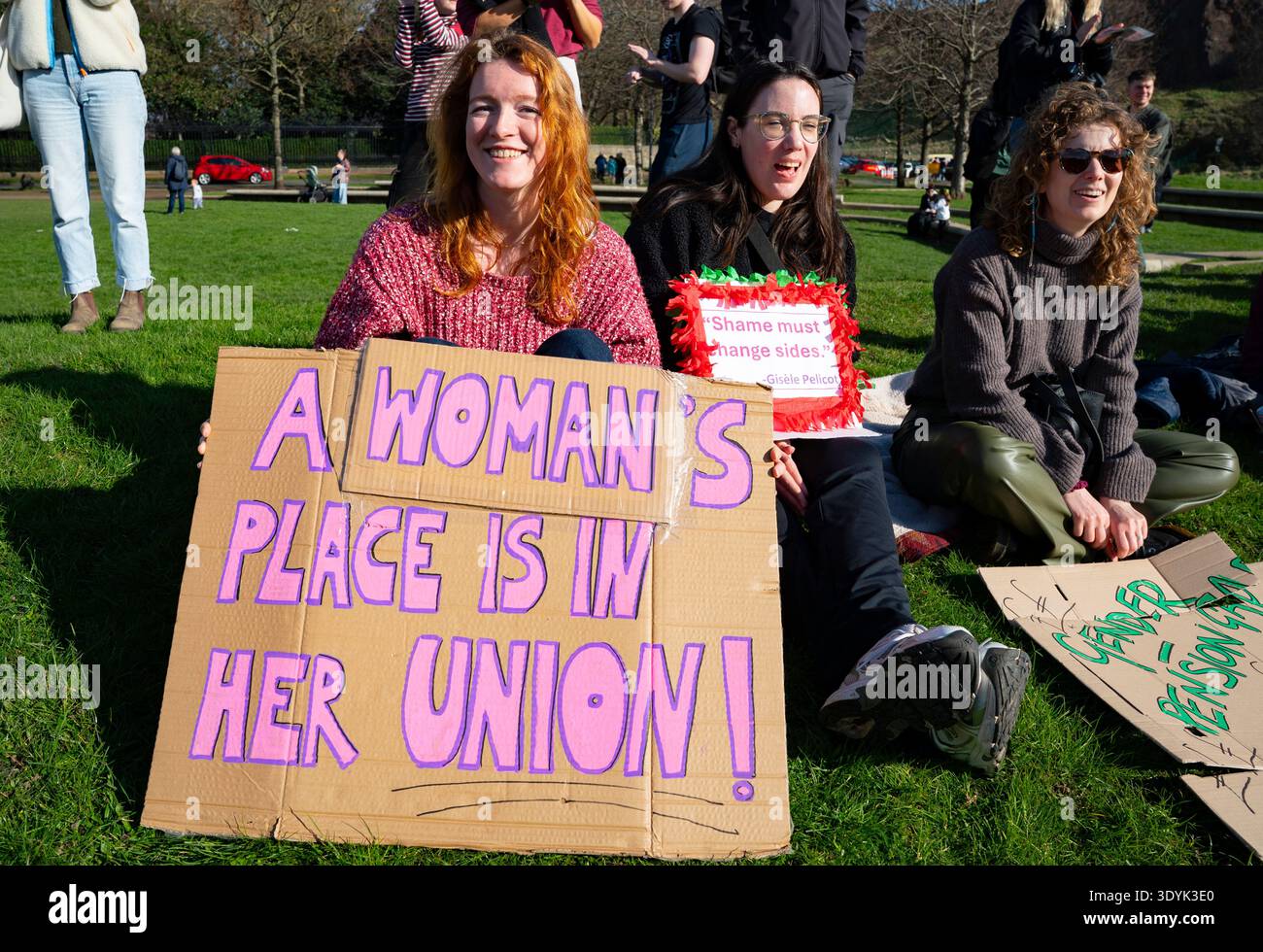 Edinburgh, Schottland, Großbritannien. März 2026. März zum Internationalen Frauentag am 8. März in Edinburgh Schottland. Umstritten war der marsch, an dem eine große Delegation von Transrechtsaktivisten teilnahm, und folglich wurde er von Frauenrechtsgruppen und feministischen Gruppen wie for Women Scotland boykottiert, die gegen die Beteiligung von Transfrauen protestierten, die biologische Männer sind. Iain Masterton/Alamy Live News Stockfoto