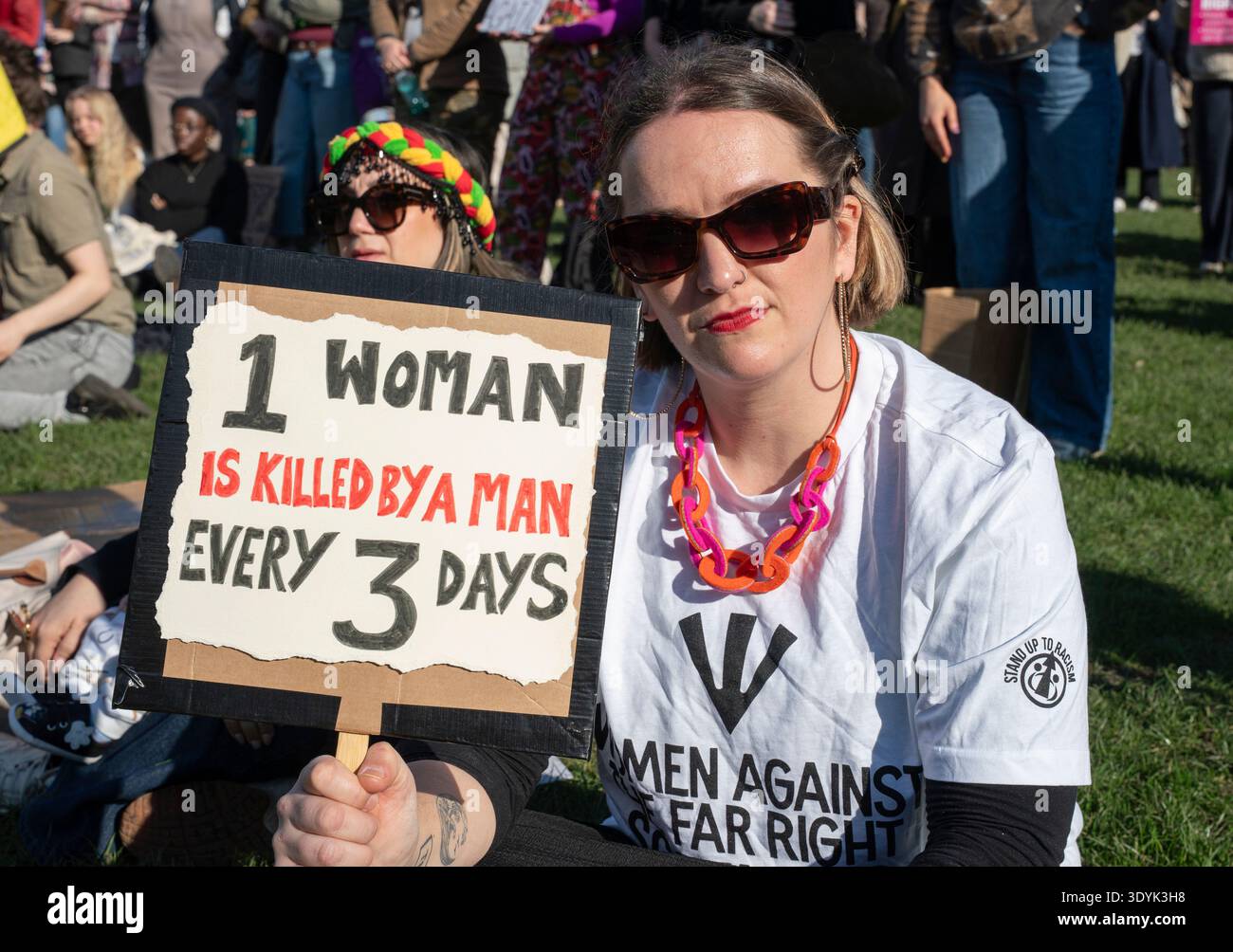 Edinburgh, Schottland, Großbritannien. März 2026. März zum Internationalen Frauentag am 8. März in Edinburgh Schottland. Umstritten war der marsch, an dem eine große Delegation von Transrechtsaktivisten teilnahm, und folglich wurde er von Frauenrechtsgruppen und feministischen Gruppen wie for Women Scotland boykottiert, die gegen die Beteiligung von Transfrauen protestierten, die biologische Männer sind. Iain Masterton/Alamy Live News Stockfoto
