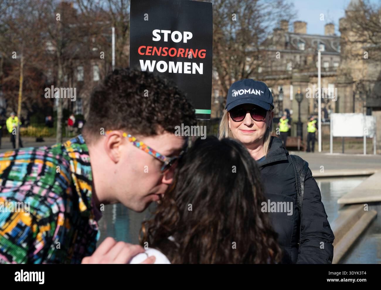 Edinburgh, Schottland, Großbritannien. März 2026. März zum Internationalen Frauentag am 8. März in Edinburgh Schottland. Umstritten war der marsch, an dem eine große Delegation von Transrechtsaktivisten teilnahm, und folglich wurde er von Frauenrechtsgruppen und feministischen Gruppen wie for Women Scotland boykottiert, die gegen die Beteiligung von Transfrauen protestierten, die biologische Männer sind. Mitglieder von for Women Scotland nahmen informell an der Kundgebung in Holyrood mit ihren eigenen Protestzeichen teil, und hier sagt der Drag-Künstler Tom Harlow Trans-Aktivist, dass er aufhören soll, mit der FWS zu reden. Marion Calder von FWS nach hinten, Iain Masterton Stockfoto