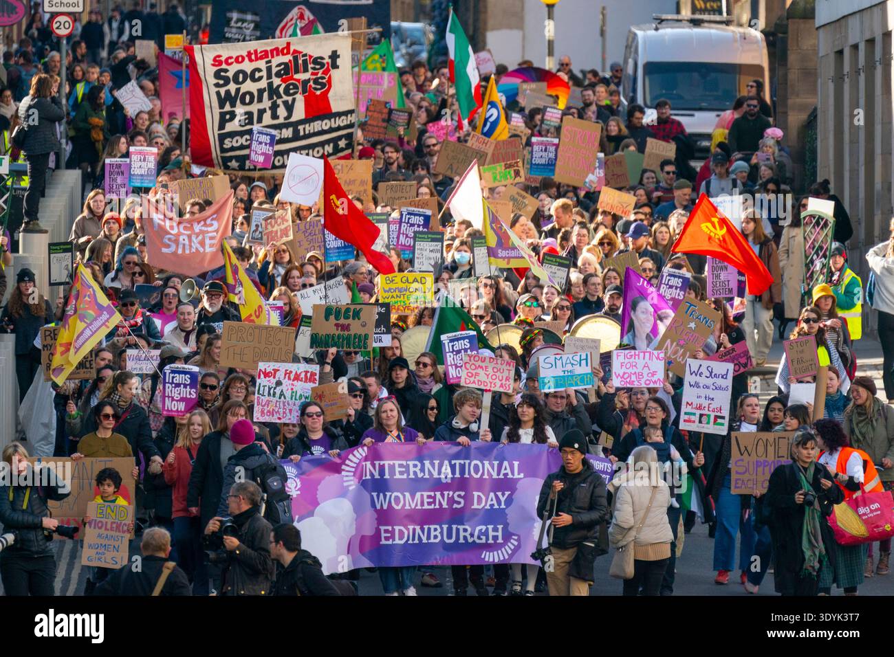 Edinburgh, Schottland, Großbritannien. März 2026. März zum Internationalen Frauentag am 8. März in Edinburgh Schottland. Umstritten war der marsch, an dem eine große Delegation von Transrechtsaktivisten teilnahm, und folglich wurde er von Frauenrechtsgruppen und feministischen Gruppen wie for Women Scotland boykottiert, die gegen die Beteiligung von Transfrauen protestierten, die biologische Männer sind. Iain Masterton/Alamy Live News Stockfoto